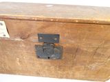 une vieille boîte en bois munie d'un cadenas