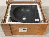 une boîte contenant un lavabo noir
