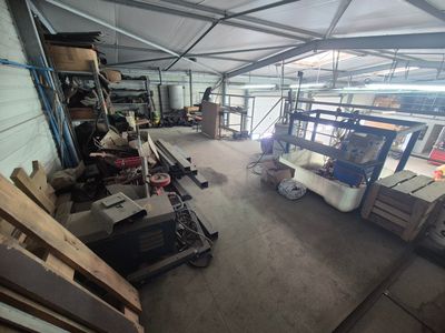 un grand entrepôt rempli de boîtes et de palettes