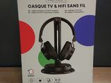 La boîte d'un casque audio est posée sur une table.