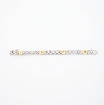 un bracelet en argent et en or muni d'un fermoir carré