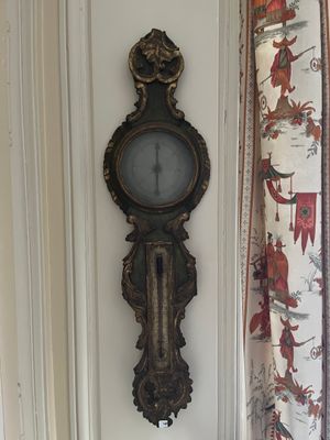Baromètre-thermomètre en bois sculpté, laqué vert et doré à …