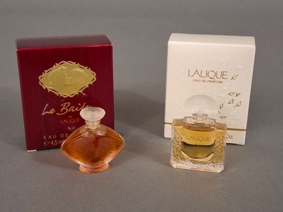 deux petits flacons de parfum posés l'un à côté de l'autre sur une table