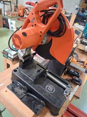 une machine posée sur une table