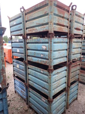 une pile de caisses bleues empilées les unes sur les autres