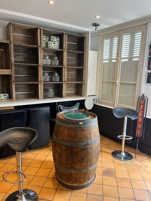 un tonneau en bois posé au milieu d'une cuisine