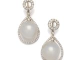 une paire de boucles d'oreilles en perles et diamants