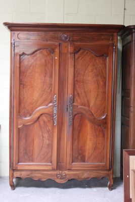image d'une armoire en bois dans une pièce