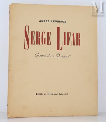 un livre avec un titre rouge posé sur une table