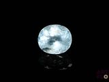 une image représentant une boule de cristal bleue posée sur une surface noire