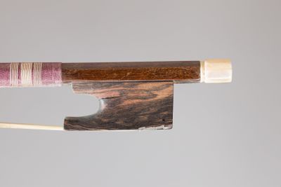 un archet de violon autour duquel est enroulée une corde