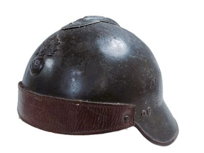 un casque muni d'une lanière en cuir, sur fond blanc