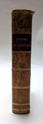 un vieux livre posé sur une table