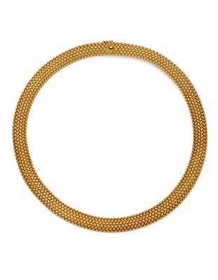un collier en or sur fond blanc