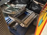 une pile de bagages posée sur un chariot bleu