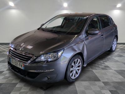 la photo d'une voiture garée dans un garage