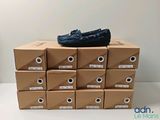 une pile de cartons sur laquelle est posée une paire de chaussures