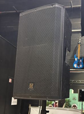 a speaker that is sitting on a stand in a room