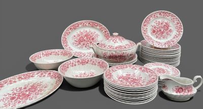 beaucoup d'assiettes et de bols sur la table