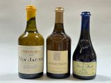 trois bouteilles de vin posées l'une à côté de l'autre sur une table