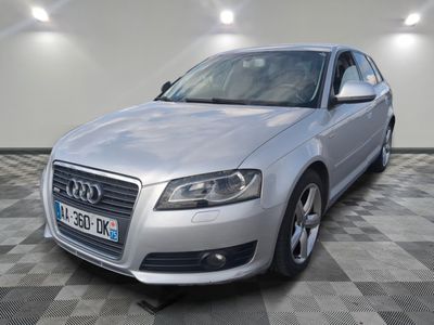 une image d'une voiture argentée garée dans un garage