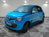 la petite voiture bleue est garée dans une pièce au sol à carreaux