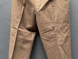 un gros plan sur un pantalon accroché au mur