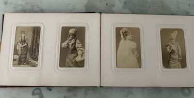 une vieille photo d'un livre contenant des photos de personnes
