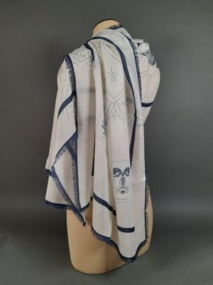 une écharpe blanche et bleue sur une tête de mannequin fixée à un mannequin