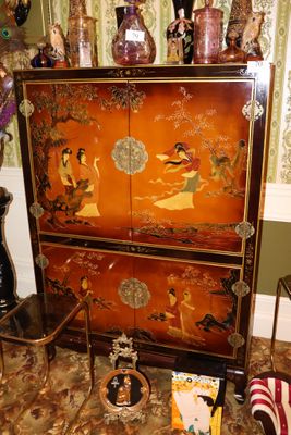 une armoire placée dans un coin d'une pièce et recouverte de nombreuses décorations