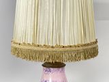 une lampe posée sur une table et munie d'un abat-jour
