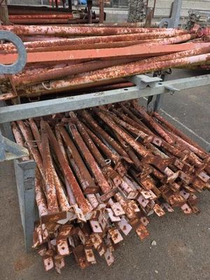 un gros tas de tiges métalliques rouillées posées sur une table