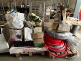 une pile de cartons et de tuyaux posée sur une palette dans un entrepôt