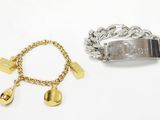 deux bijoux sont présentés sur une surface blanche