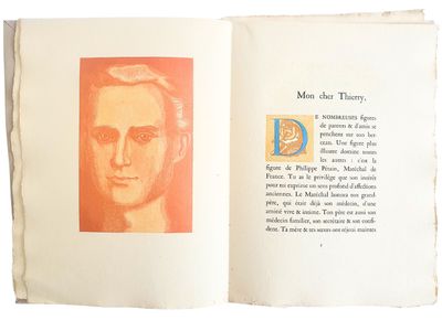 un livre ouvert sur lequel figure la photo d'un homme