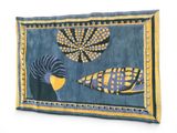un tapis sur lequel sont représentés un poisson et un coquillage