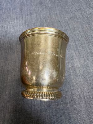 une coupe en or posée sur une table