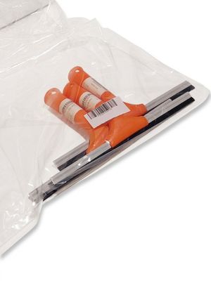 un sac en plastique contenant une paire de ciseaux