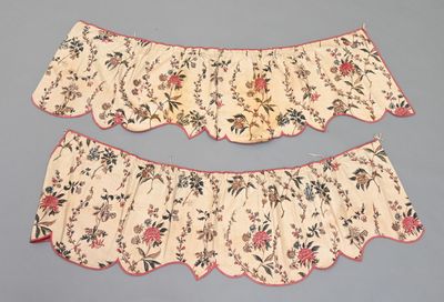 deux morceaux de tissu ornés de motifs floraux sur fond bleu