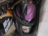un aspirateur qui se trouve dans le coin d'une pièce