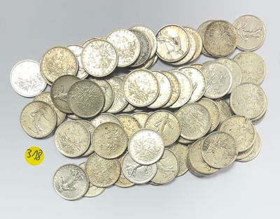 beaucoup de pièces qui sont sur la table