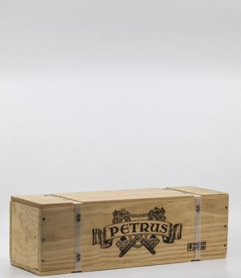 une boîte en bois portant un logo, posée sur une surface blanche