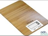 une planche à découper en bois équipée d'une balance numérique