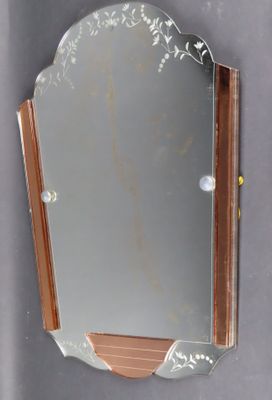 un miroir accroché au mur de la salle de bains