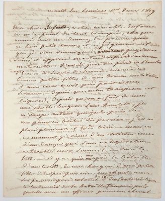 une lettre écrite à l'encre noire sur une feuille de papier