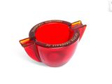 une tasse rouge avec une anse sur un fond blanc