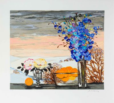 un tableau représentant des fleurs bleues et des oranges dans un vase en verre