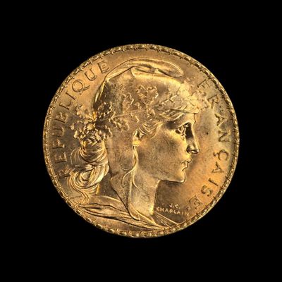 Gros plan sur une pièce d'or ornée d'une tête de femme