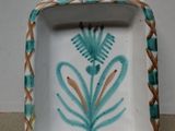 une petite assiette bleue et blanche ornée d'un motif floral