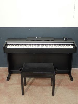 un piano posé à côté d'un banc